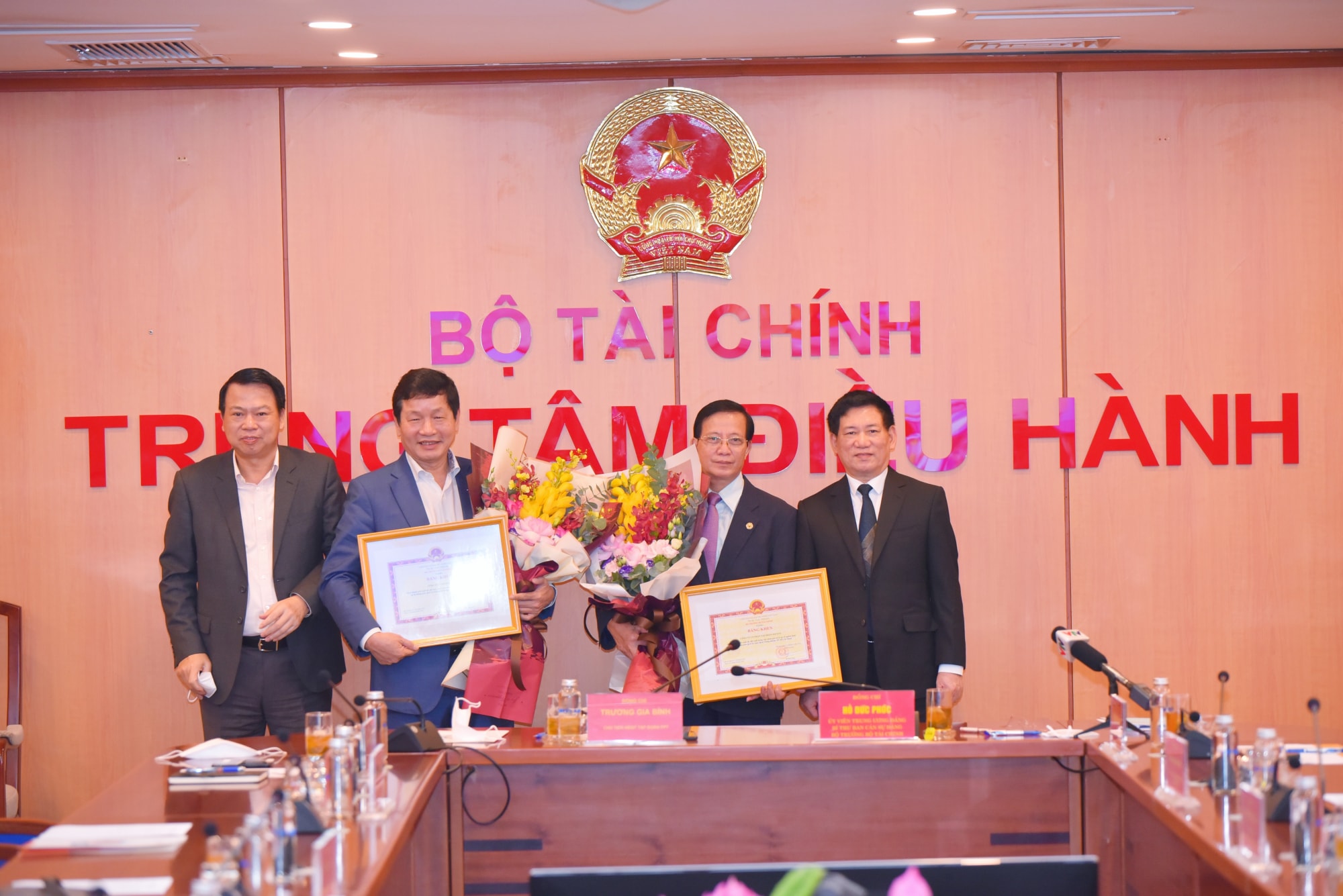 thu truong nguyen duc chi gap go than mat voi cac thanh vien tiep buoc giai cuu hose hinh 1