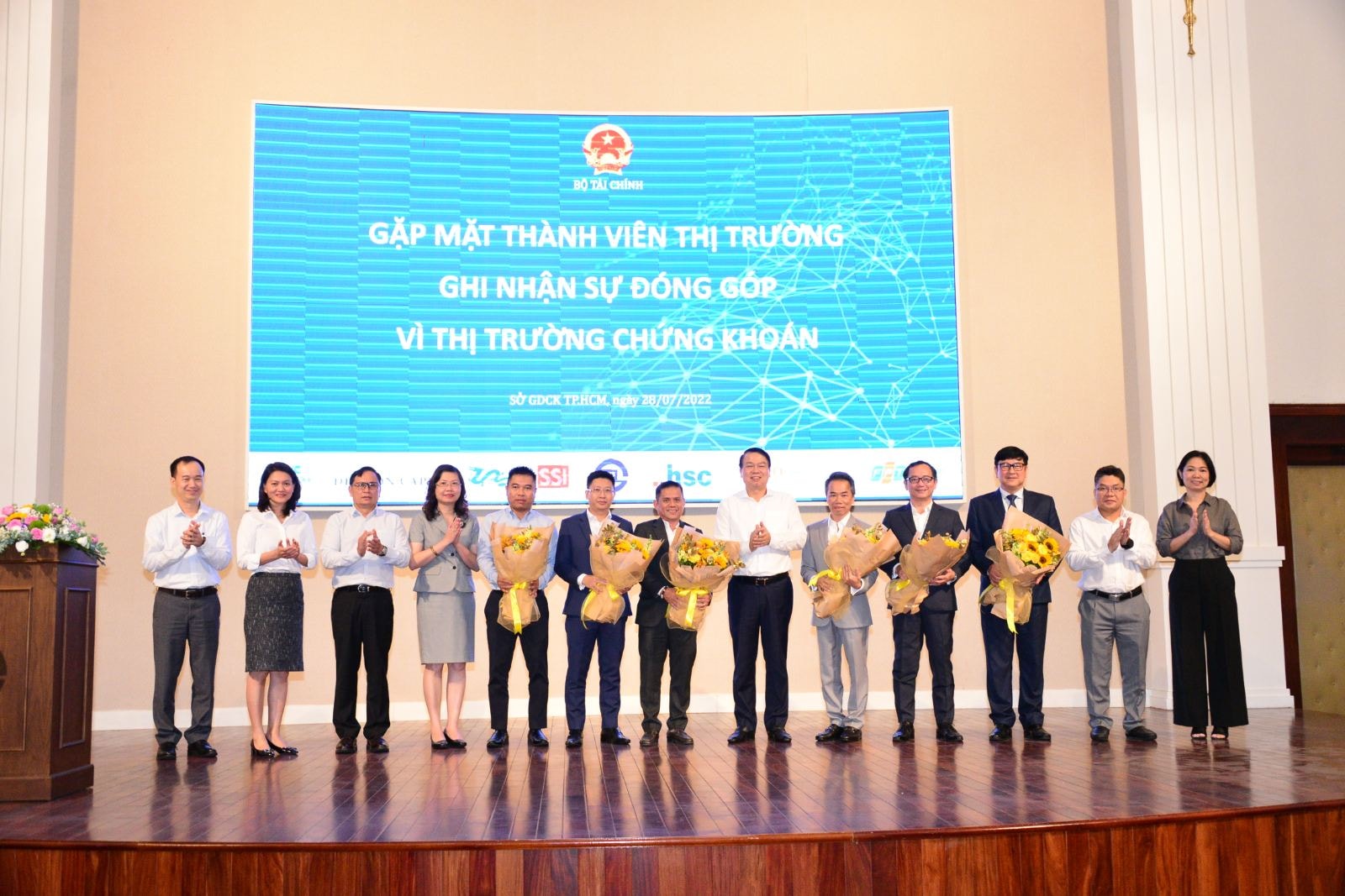 thu truong nguyen duc chi gap go than mat voi cac thanh vien tiep buoc giai cuu hose hinh 2