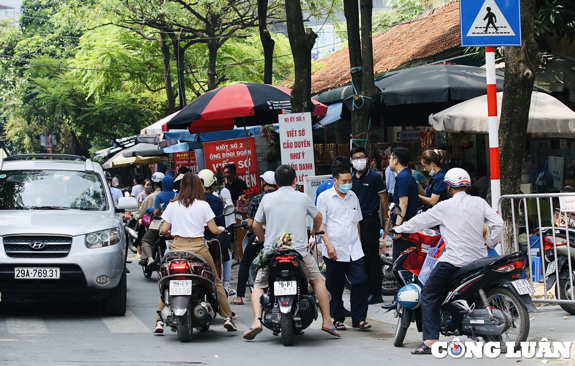 ngoi chua cau duyen noi tieng ha noi tap nap ngay dau thang 7 hinh 3