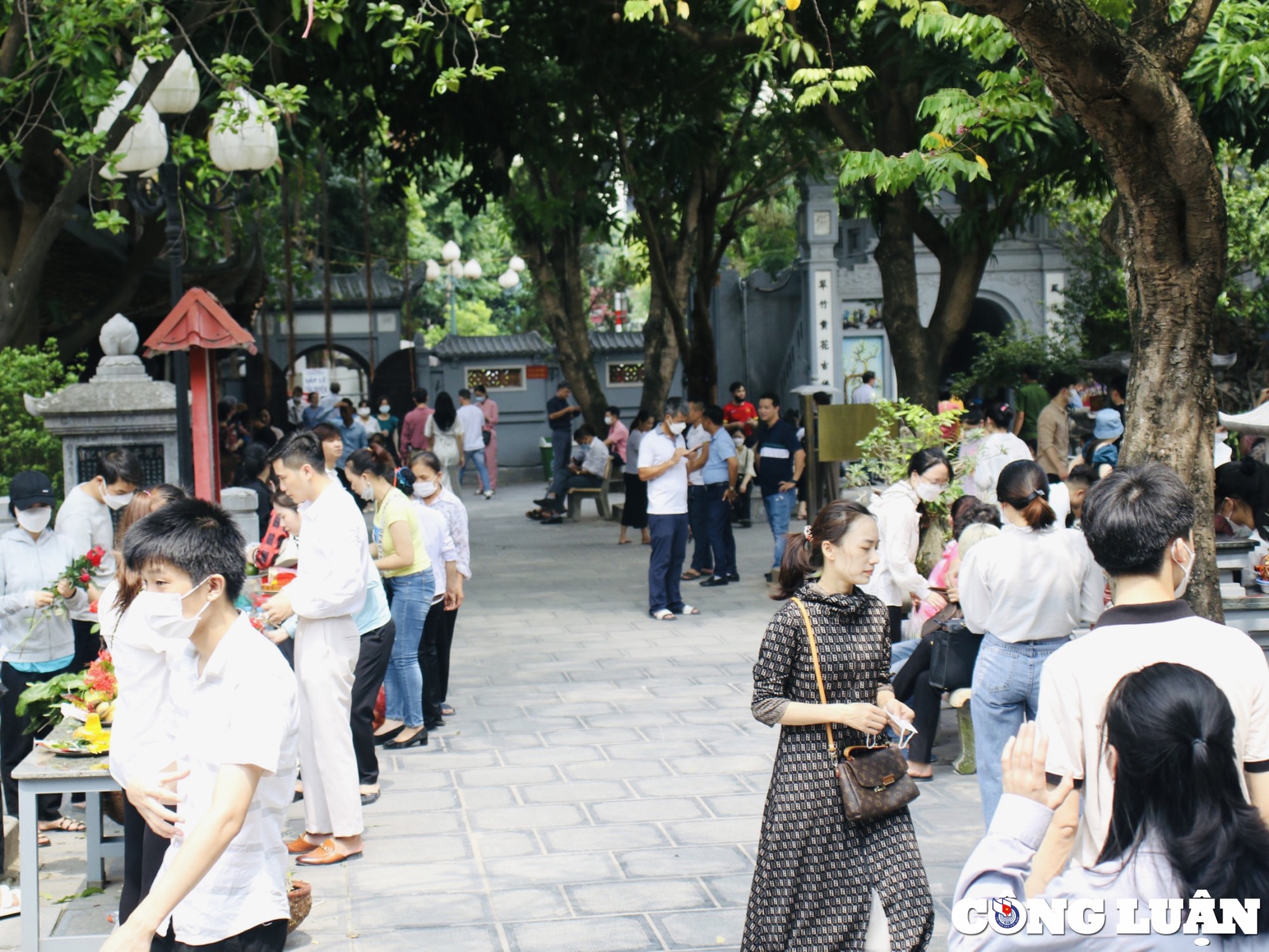 ngoi chua cau duyen noi tieng ha noi tap nap ngay dau thang 7 hinh 4