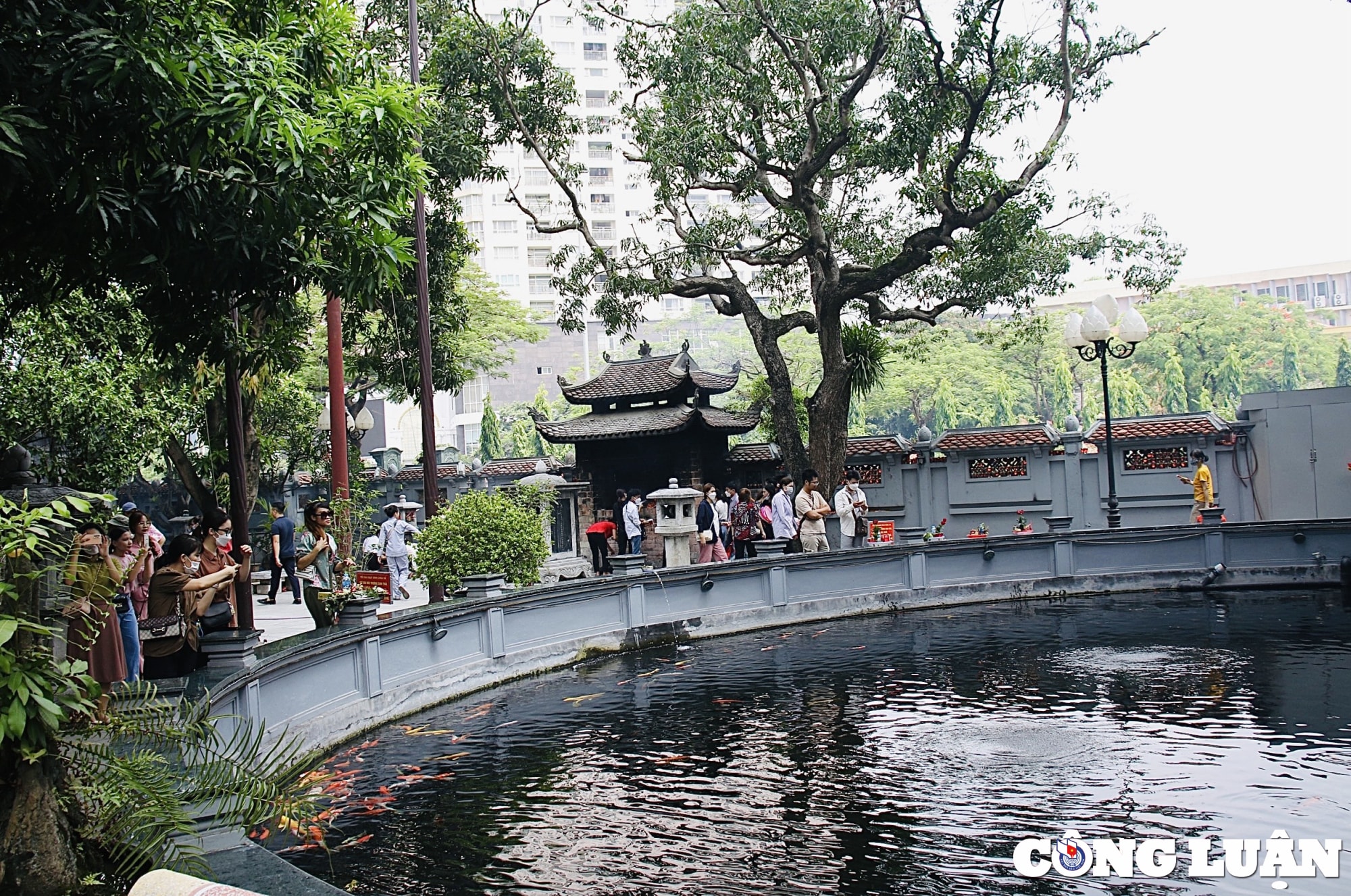ngoi chua cau duyen noi tieng ha noi tap nap ngay dau thang 7 hinh 1
