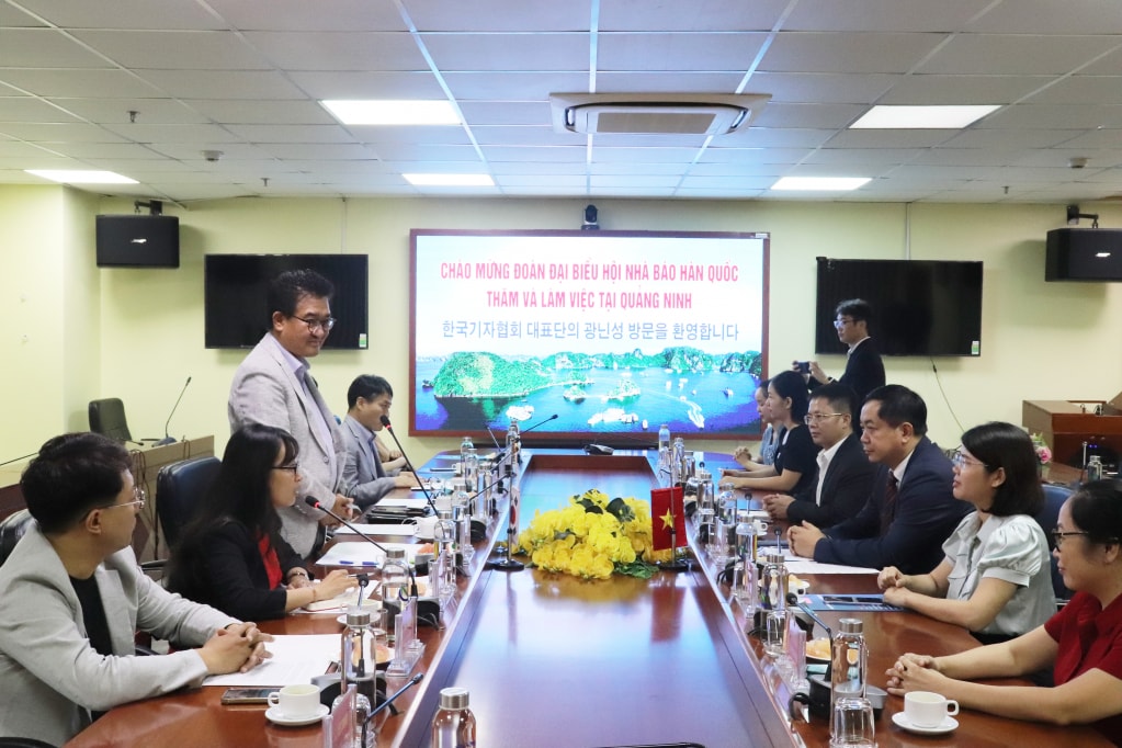 hoi nha bao han quoc tham va lam viec tai trung tam truyen thong tinh quang ninh hinh 1