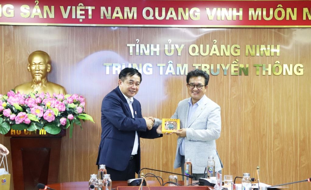 hoi nha bao han quoc tham va lam viec tai trung tam truyen thong tinh quang ninh hinh 2