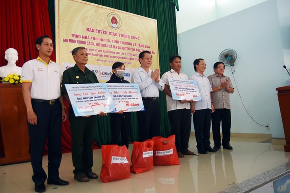 truong ban tuyen giao trung uong nguyen trong nghia tham tang qua gia dinh chinh sach tai dong nai hinh 1