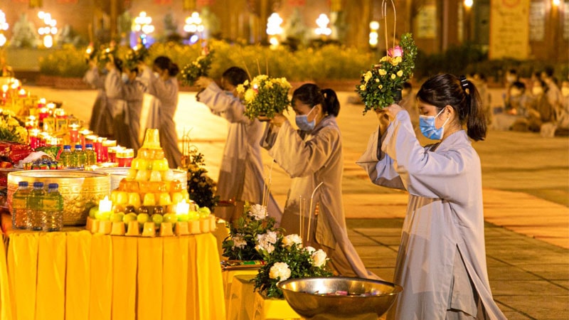 tranh thu tien mua le va cac nghi le khong phu hop chinh phap trong dai le vu lan hinh 1
