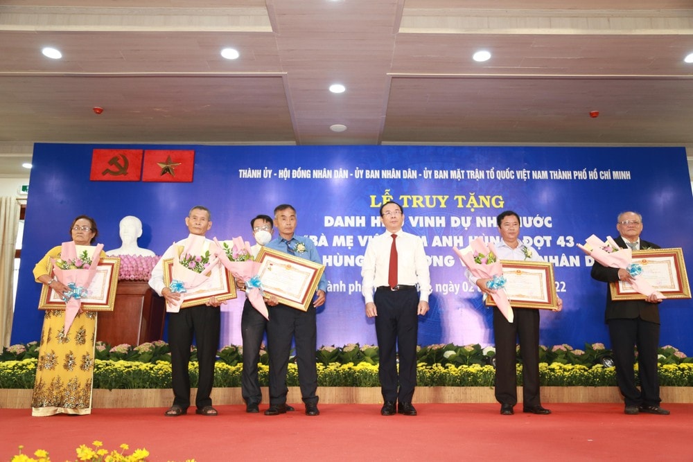 tp hcm to chuc le trao danh hieu ba me viet nam anh hung va anh hung luc luong vu trang nhan dan hinh 1