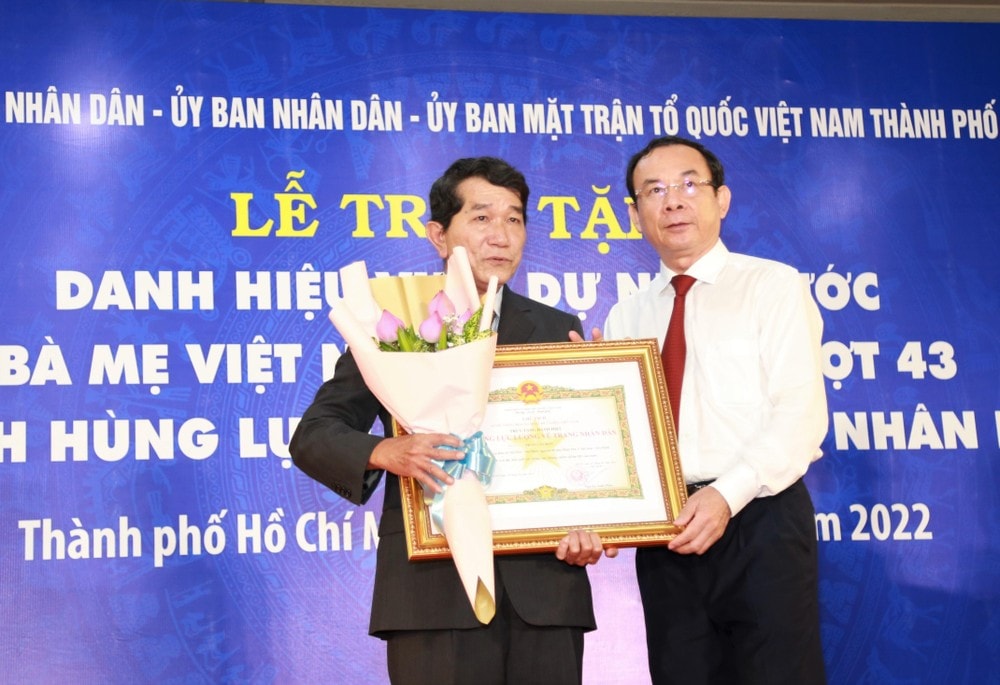 tp hcm to chuc le trao danh hieu ba me viet nam anh hung va anh hung luc luong vu trang nhan dan hinh 2