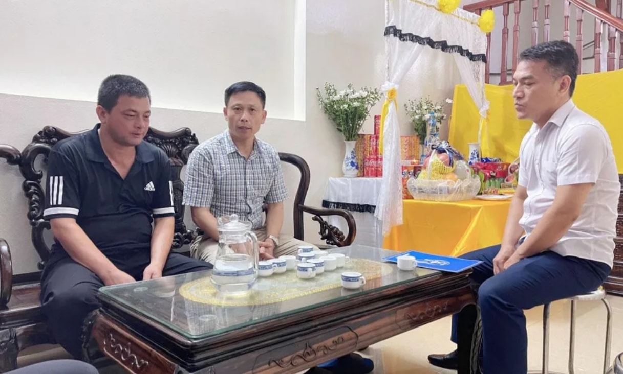 bao hanoimoi tham hoi dong vien cac gia dinh chien si hy sinh trong vu chay hinh 1