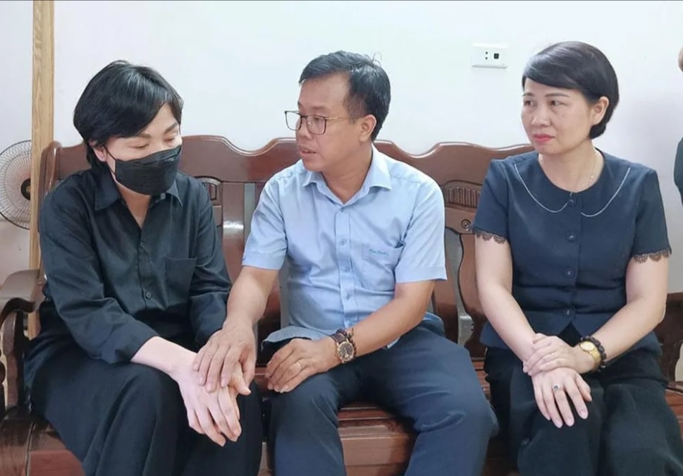 bao hanoimoi tham hoi dong vien cac gia dinh chien si hy sinh trong vu chay hinh 2