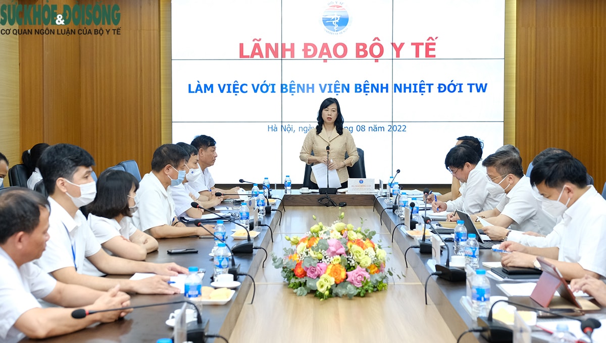 quyen bo truong dao hong lan lang nghe nhieu van de noi com cua nganh y tu cac bac si tuyen dau hinh 1