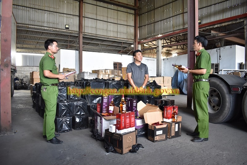 bat xe van chuyen hon 1200 chai ruou ngoai khong ro xuat xu hinh 1
