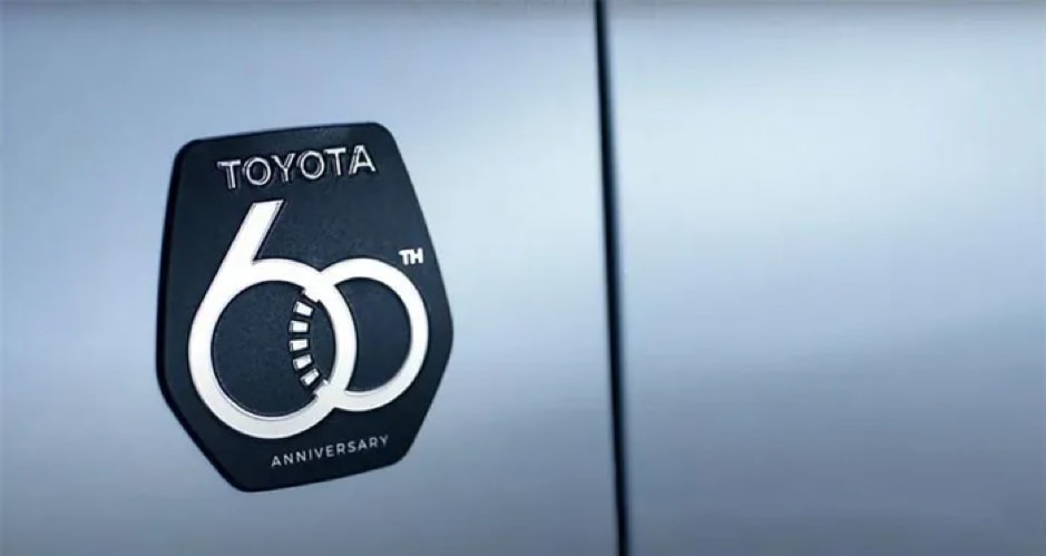 toyota fortuner phien ban ky niem 60 nam co mau xam xi mang doc la hinh 3