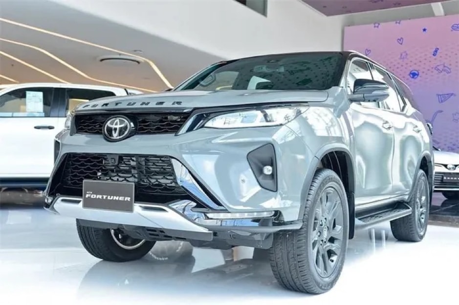 toyota fortuner phien ban ky niem 60 nam co mau xam xi mang doc la hinh 1