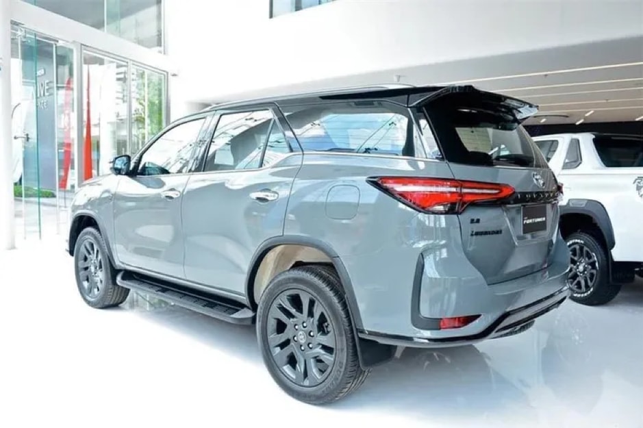 toyota fortuner phien ban ky niem 60 nam co mau xam xi mang doc la hinh 6