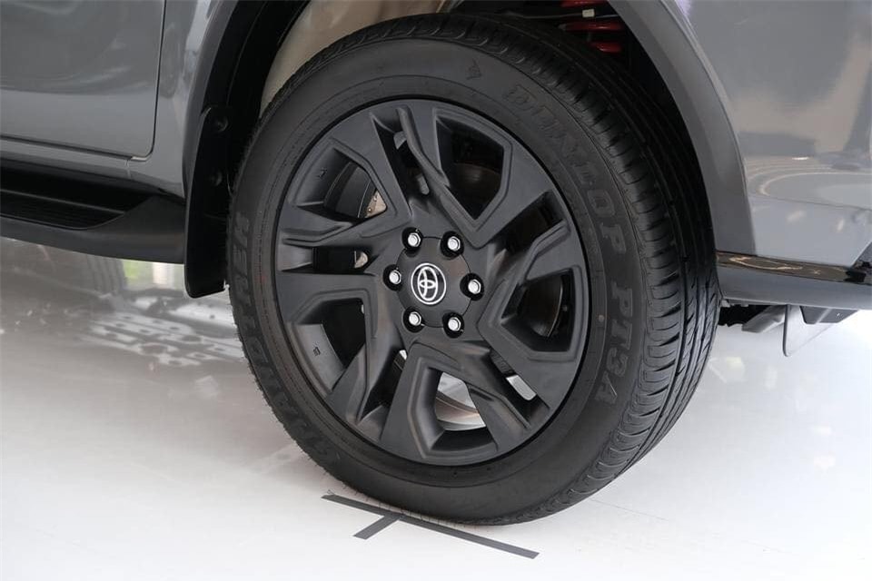 toyota fortuner phien ban ky niem 60 nam co mau xam xi mang doc la hinh 2