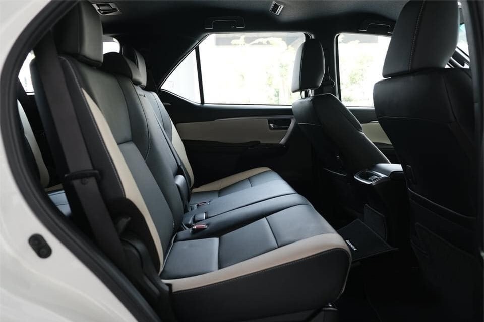 toyota fortuner phien ban ky niem 60 nam co mau xam xi mang doc la hinh 5