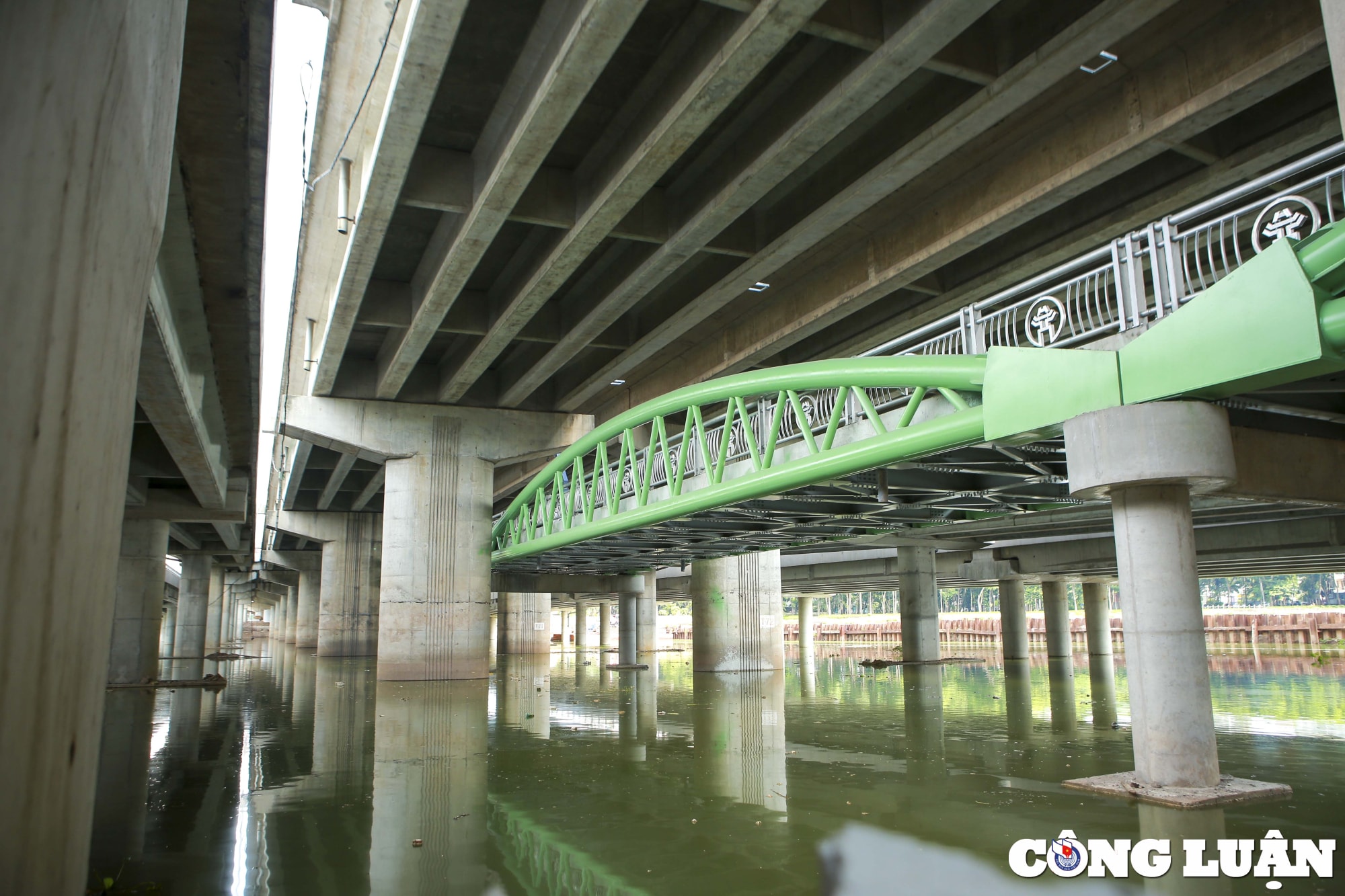 can canh cau vom sat vuot ho linh dam truoc ngay thong xe hinh 9
