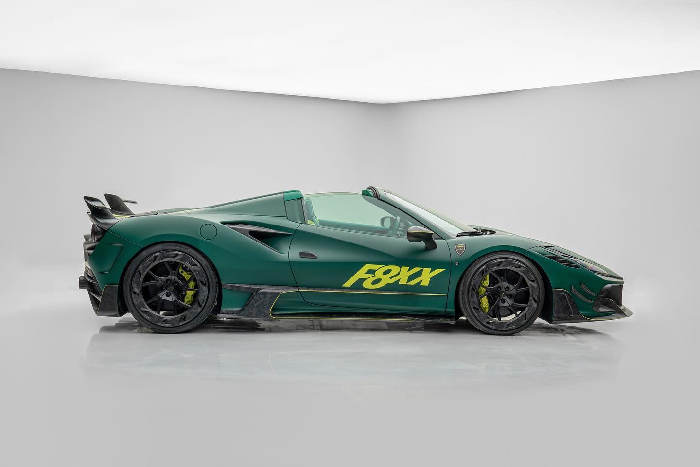 sieu xe ferrari mansory f8xx f8 spider la mat voi mau xanh la hinh 3