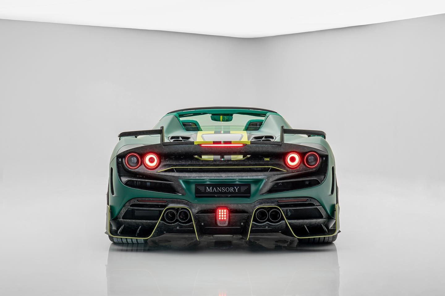 sieu xe ferrari mansory f8xx f8 spider la mat voi mau xanh la hinh 4