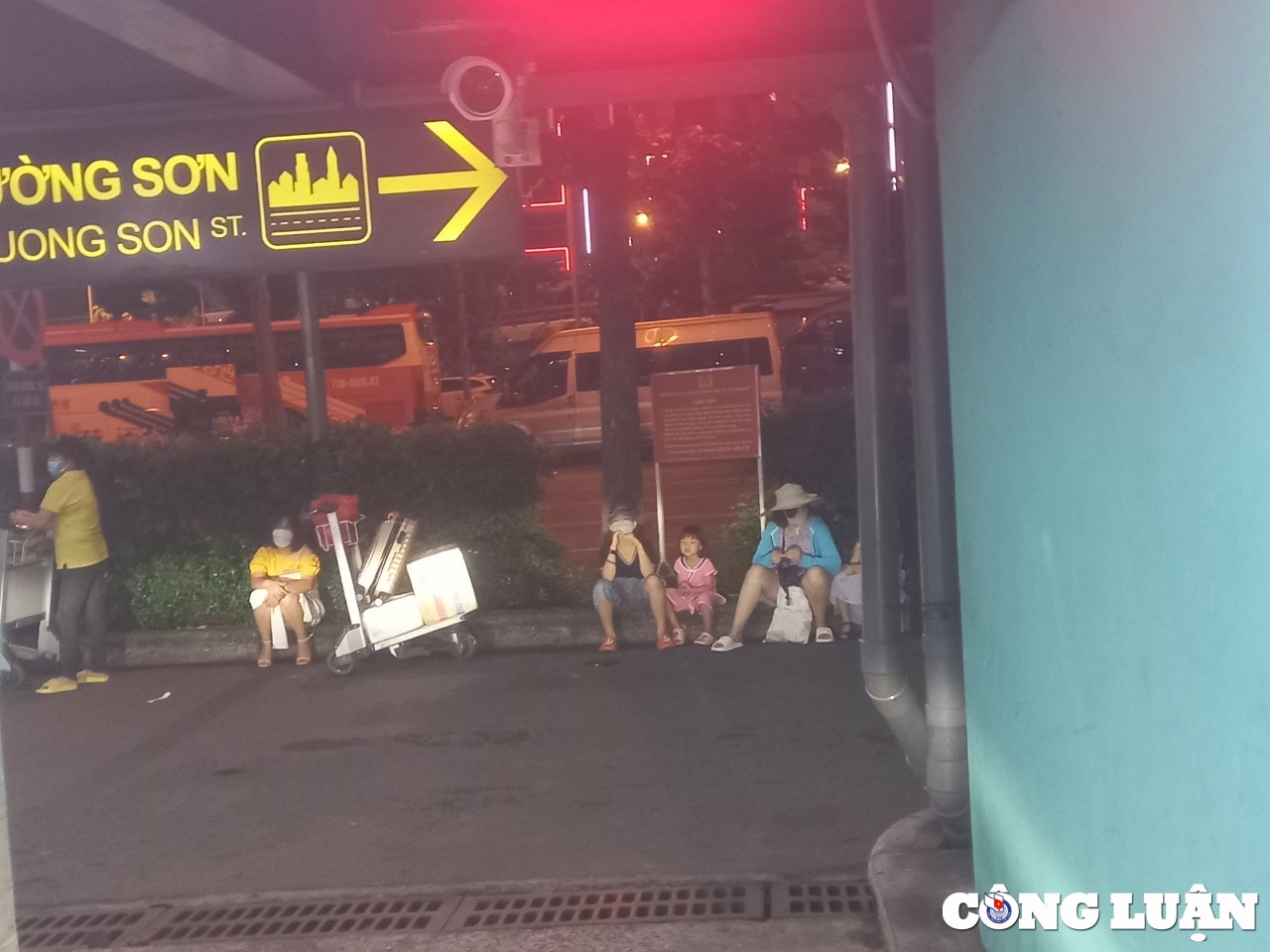 bat nhao tinh trang bat khach tai san bay tan son nhat hinh 3
