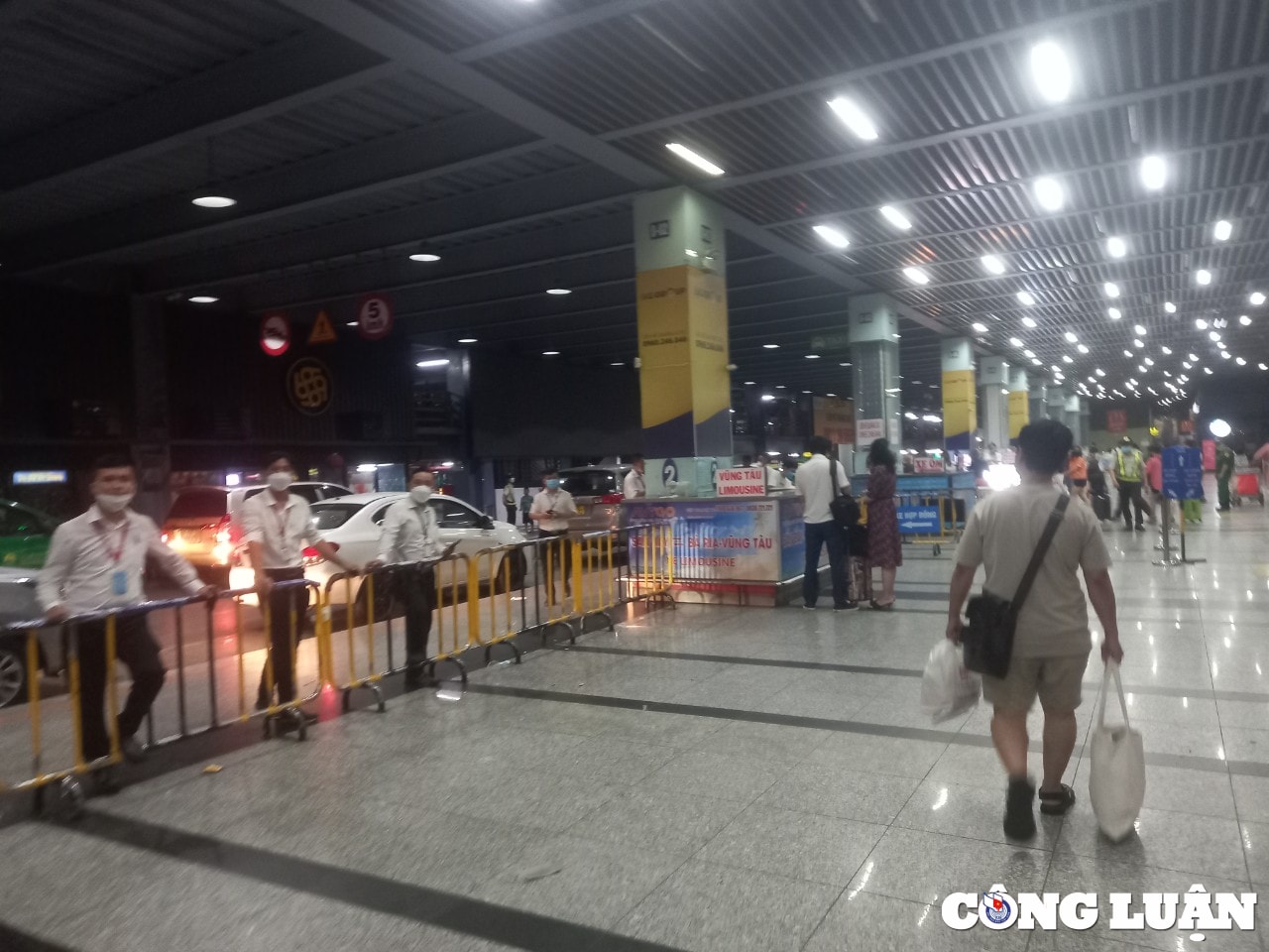 bat nhao tinh trang bat khach tai san bay tan son nhat hinh 2