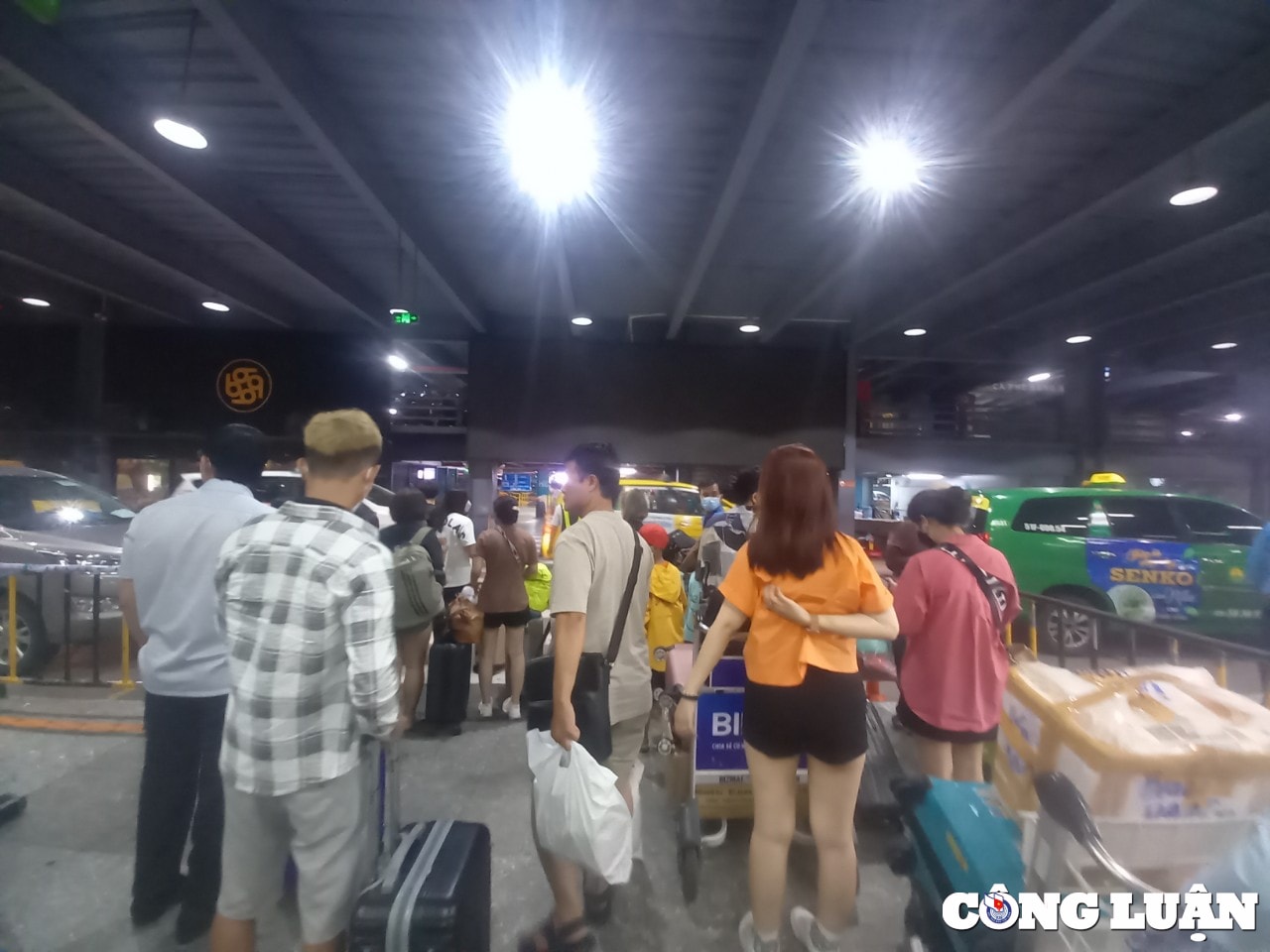 bat nhao tinh trang bat khach tai san bay tan son nhat hinh 4