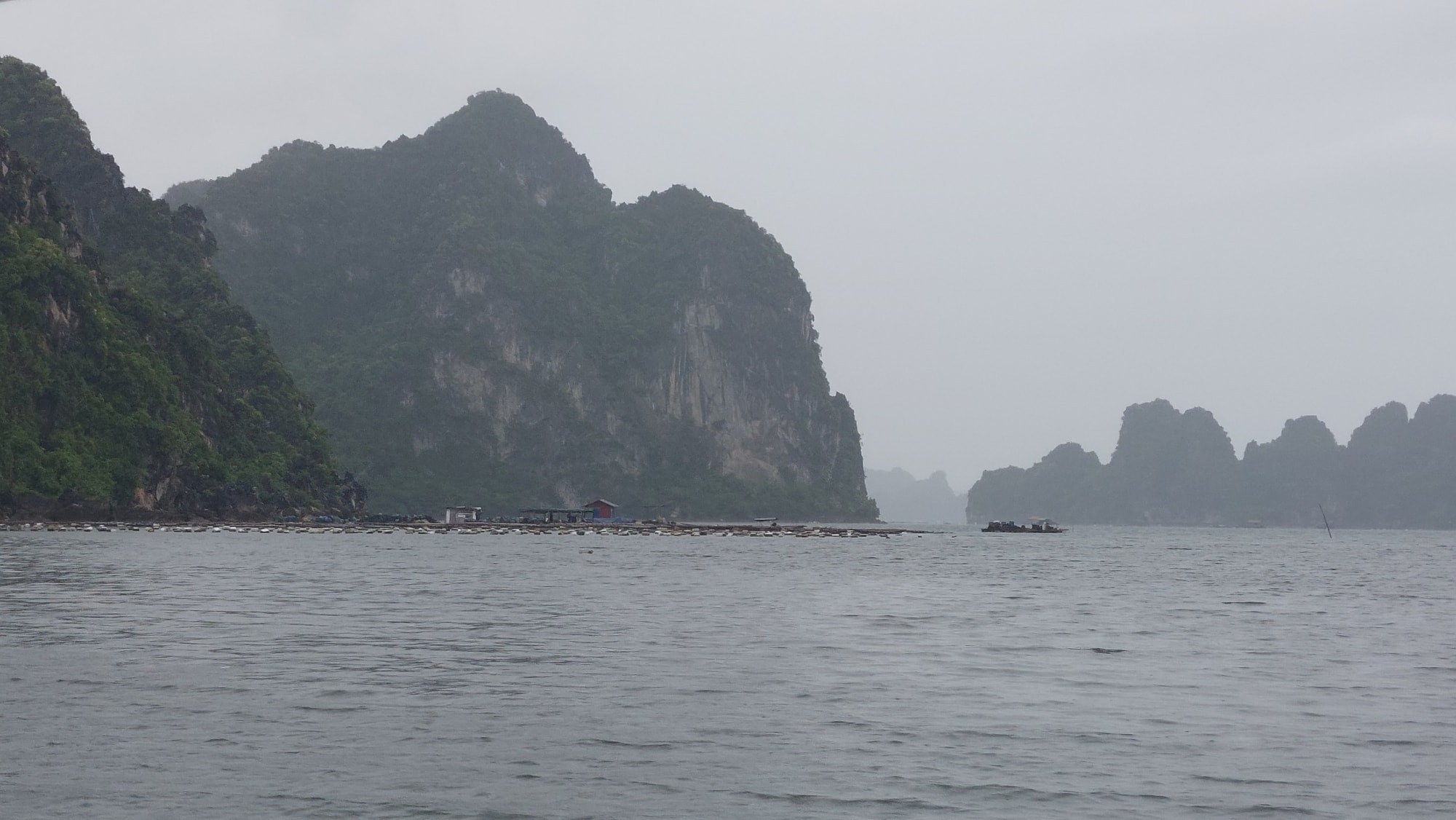 quang ninh thanh pho cam pha ra quan lam sach bien thao do toan bo cong trinh nuoi thuy san trai phep hinh 3