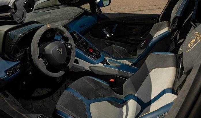 sieu xe lamborghini aventador svj 63 roadster duoc ban dau gia hinh 5