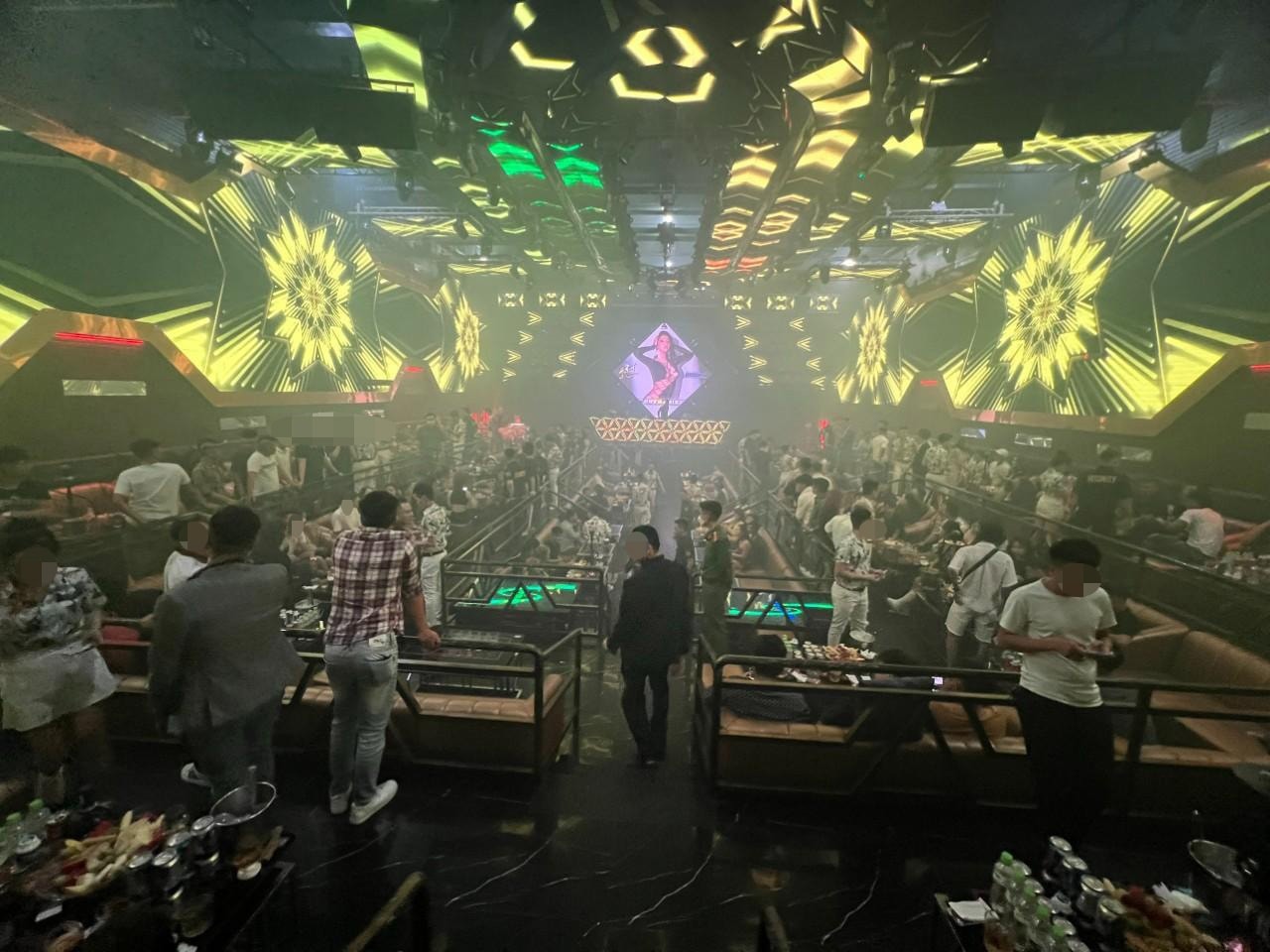 36 dan choi duong tinh voi ma tuy tai quan bar new club hinh 1