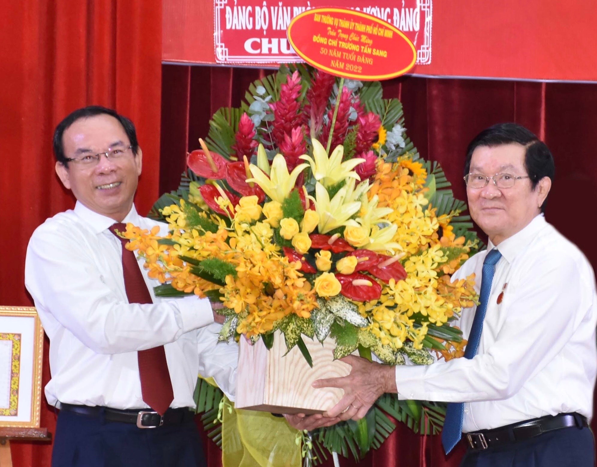 nguyen chu tich nuoc truong tan sang nhan huy hieu 50 nam tuoi dang hinh 2