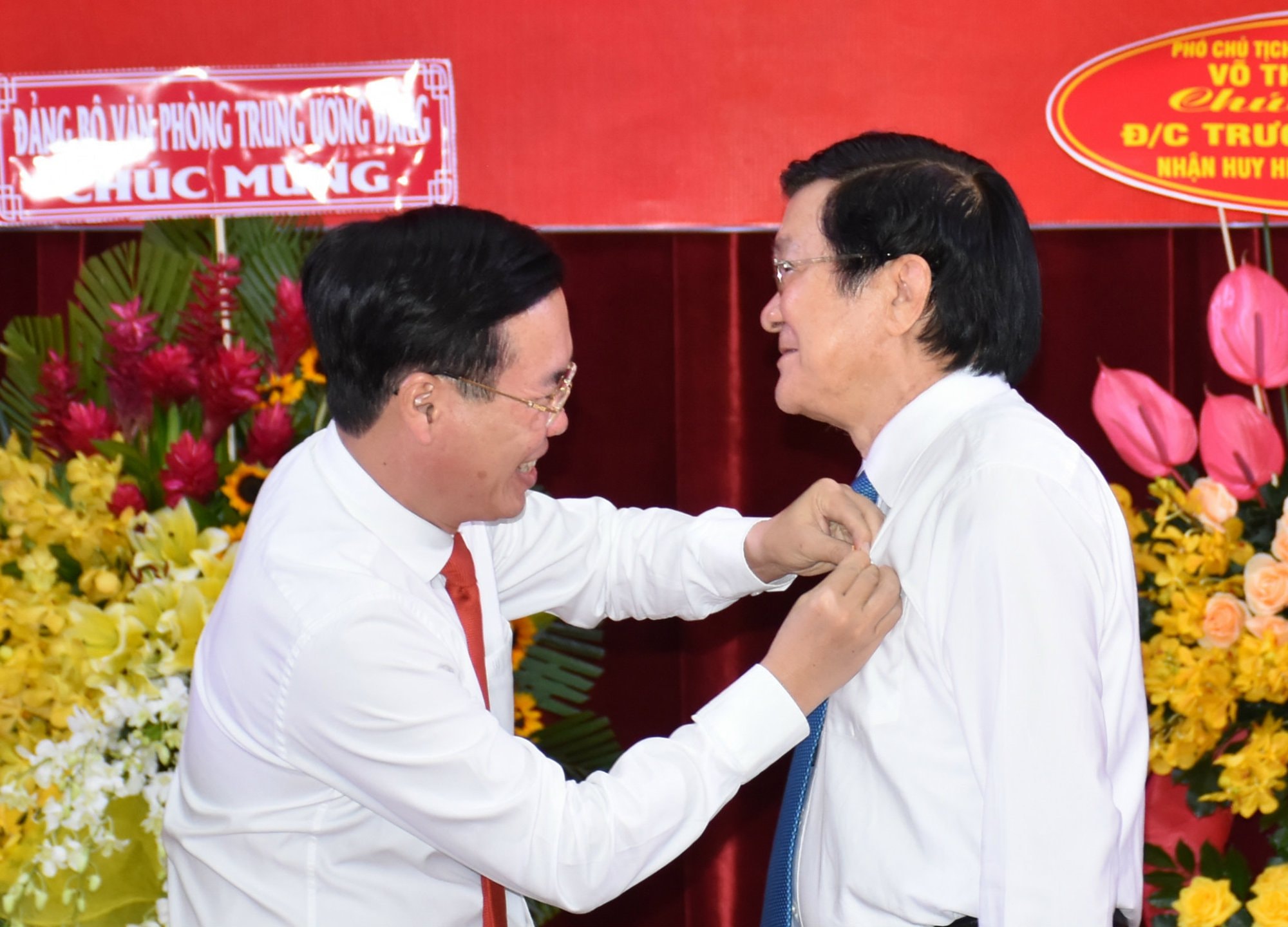 nguyen chu tich nuoc truong tan sang nhan huy hieu 50 nam tuoi dang hinh 1
