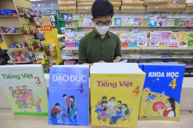 khan truong ra soat xu ly cac van de lien quan den hoc phi pho thong va sach giao khoa hinh 1