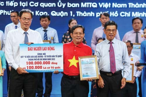 bao nguoi lao dong trao 100000 la co trong chuong trinh huong ve bien gioi bien dao to quoc hinh 1