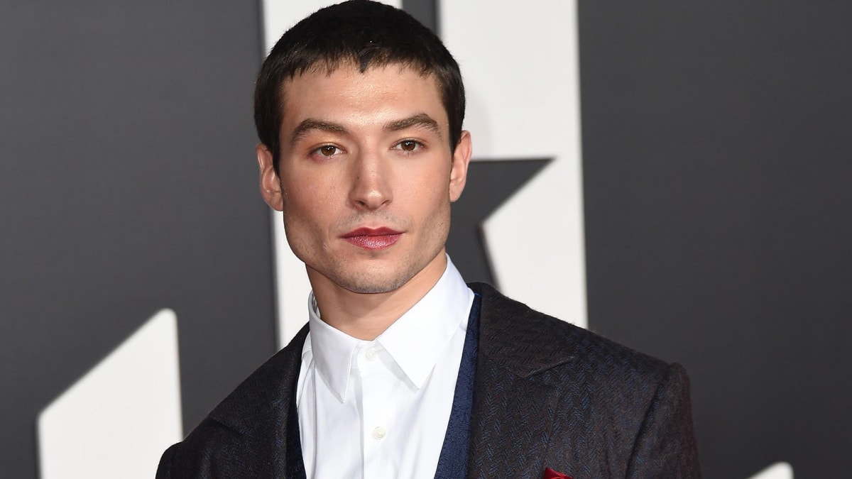ngoi sao the flash ezra miller bi buoc toi an trom hinh 3