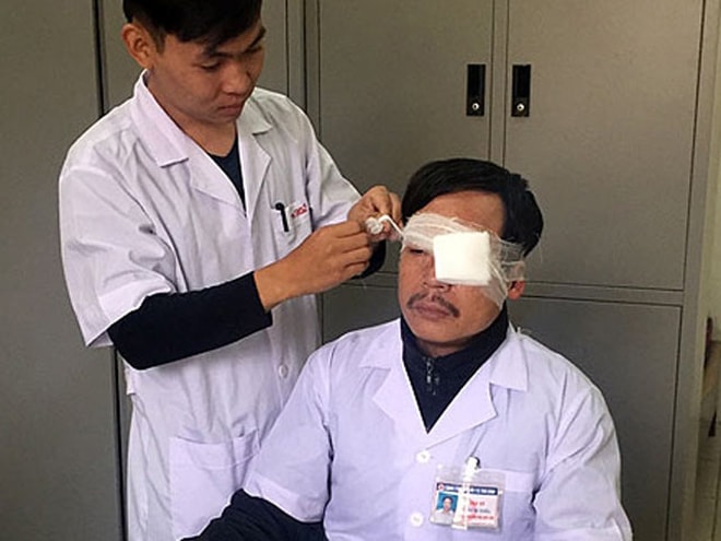 bac si nhan vien y te lien tuc bi hanh hung thua bao luc thieu che tai hinh 1