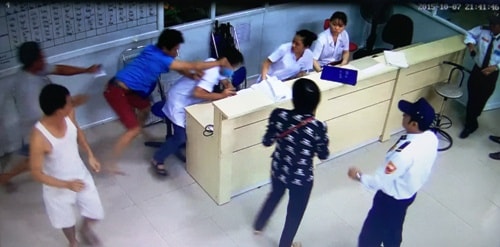 bac si nhan vien y te lien tuc bi hanh hung thua bao luc thieu che tai hinh 2