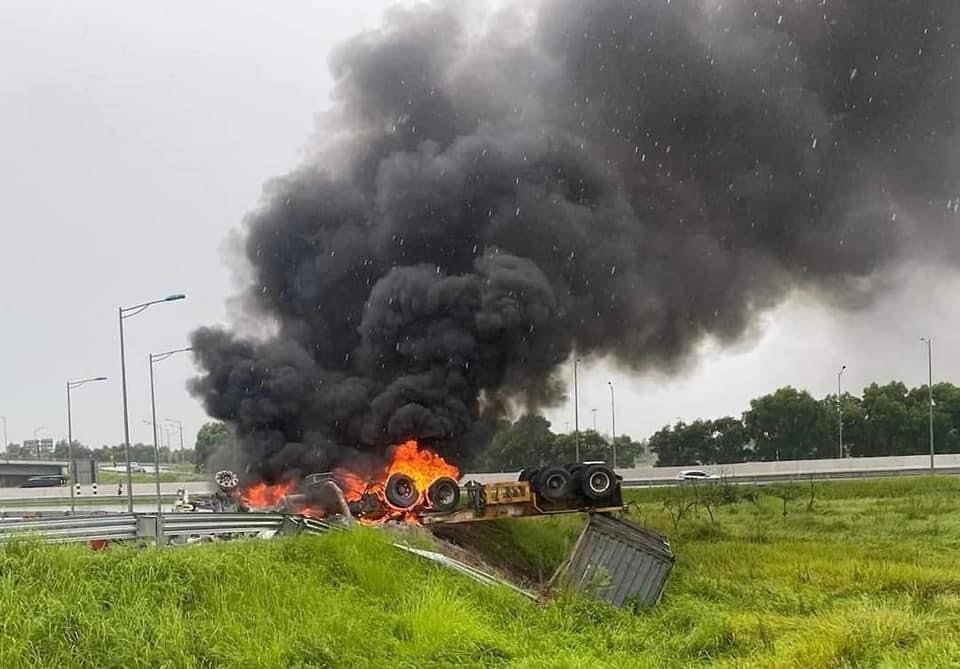 xe dau keo lat ngua boc chay tren cao toc ha noi hai phong hinh 1