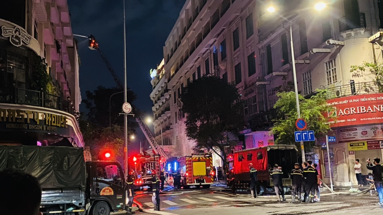 chay lon toa nha 5 tang gan pho di bo nguyen hue hinh 1