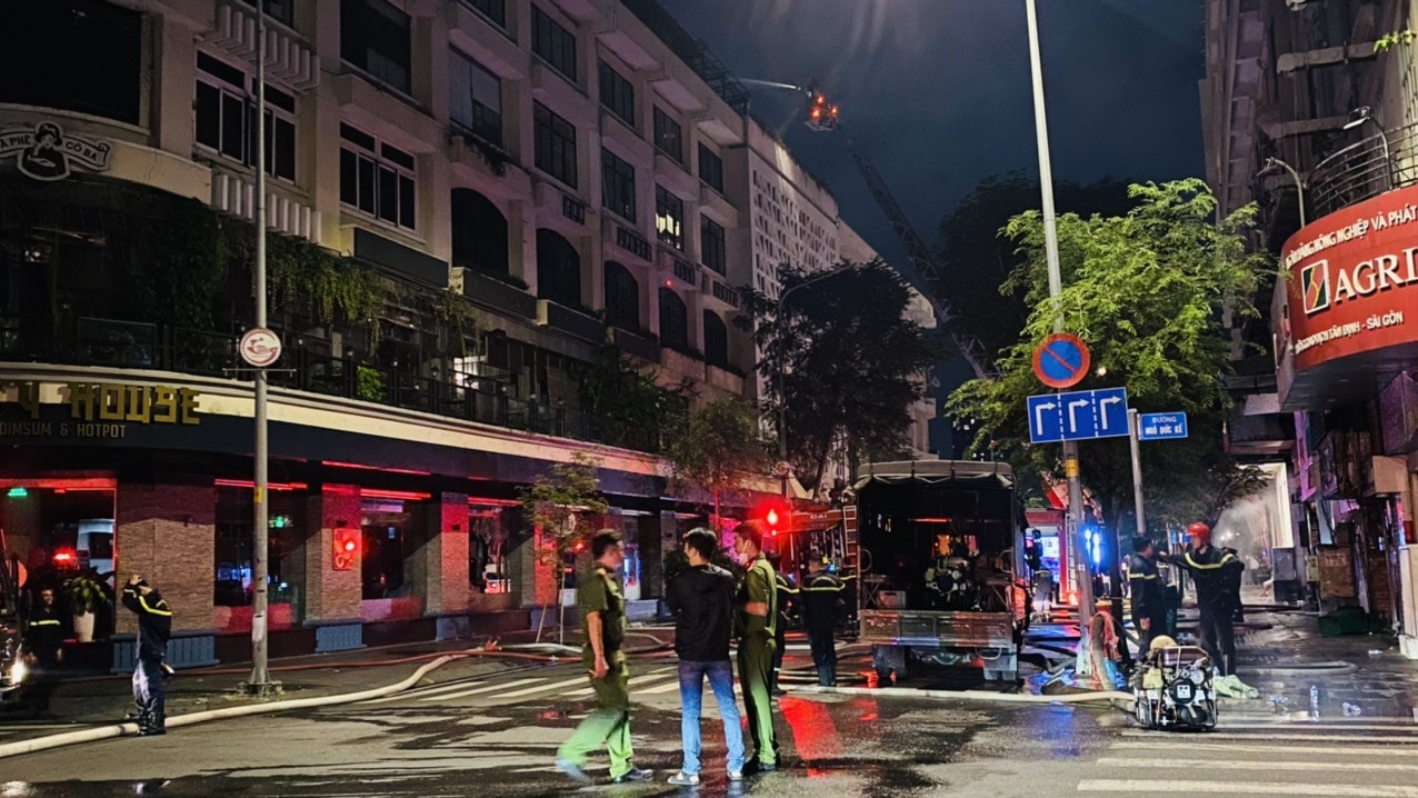 chay lon toa nha 5 tang gan pho di bo nguyen hue hinh 2