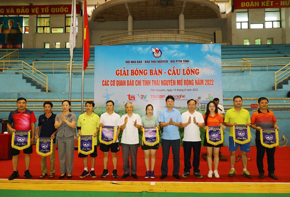 khai mac giai bong ban cau long cac co quan bao chi tinh thai nguyen hinh 1