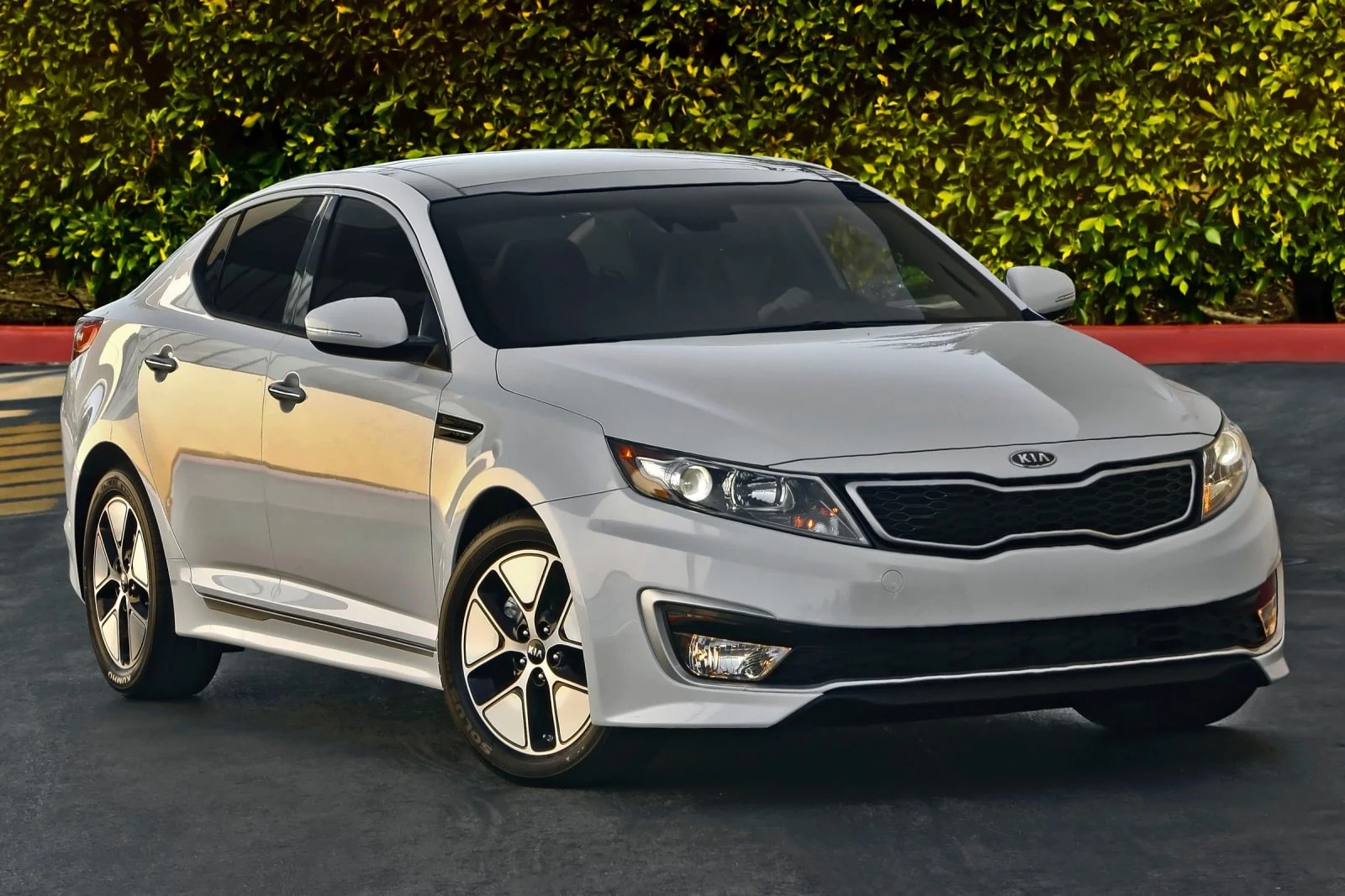 my hon 250000 xe kia optima sedan bi trieu hoi vi loi tran xe hinh 1