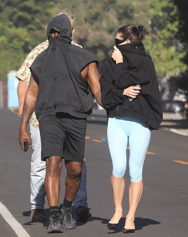 kanye west bi mat dua bo moi dao choi o malibu hinh 1