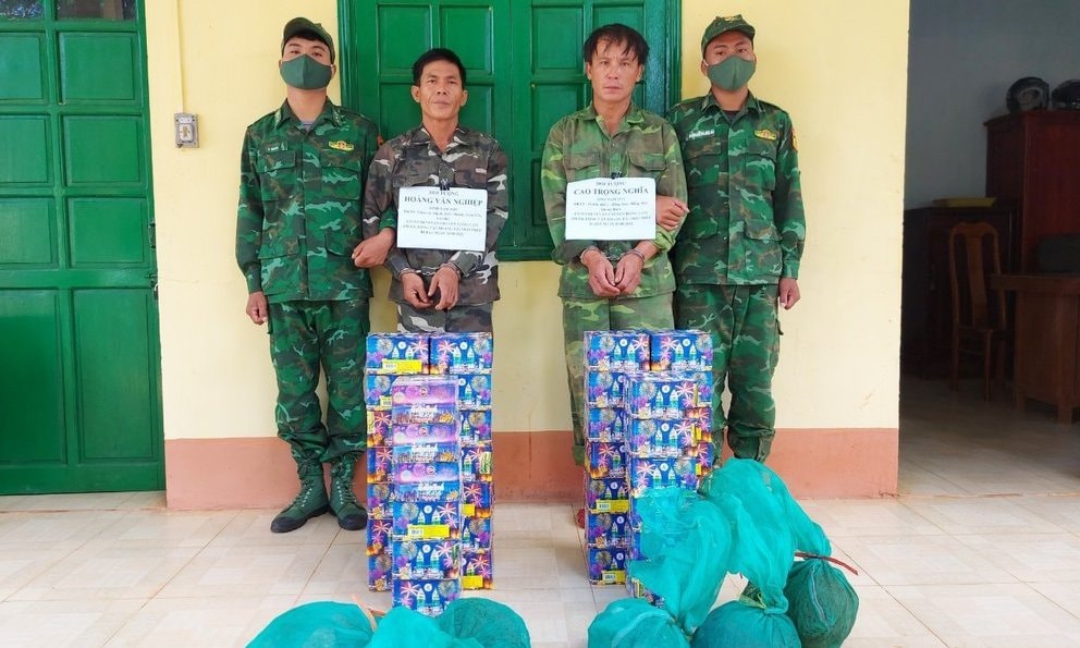 kon tum bat giu 2 doi tuong van chuyen hang cam qua bien gioi hinh 1