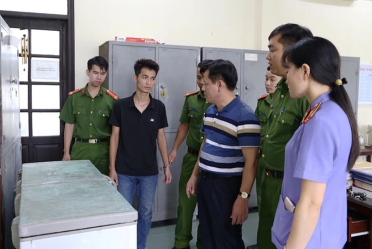 be 3 tuoi bi siet co giau vao tu dong can lam gi de tranh vu viec tuong tu hinh 2