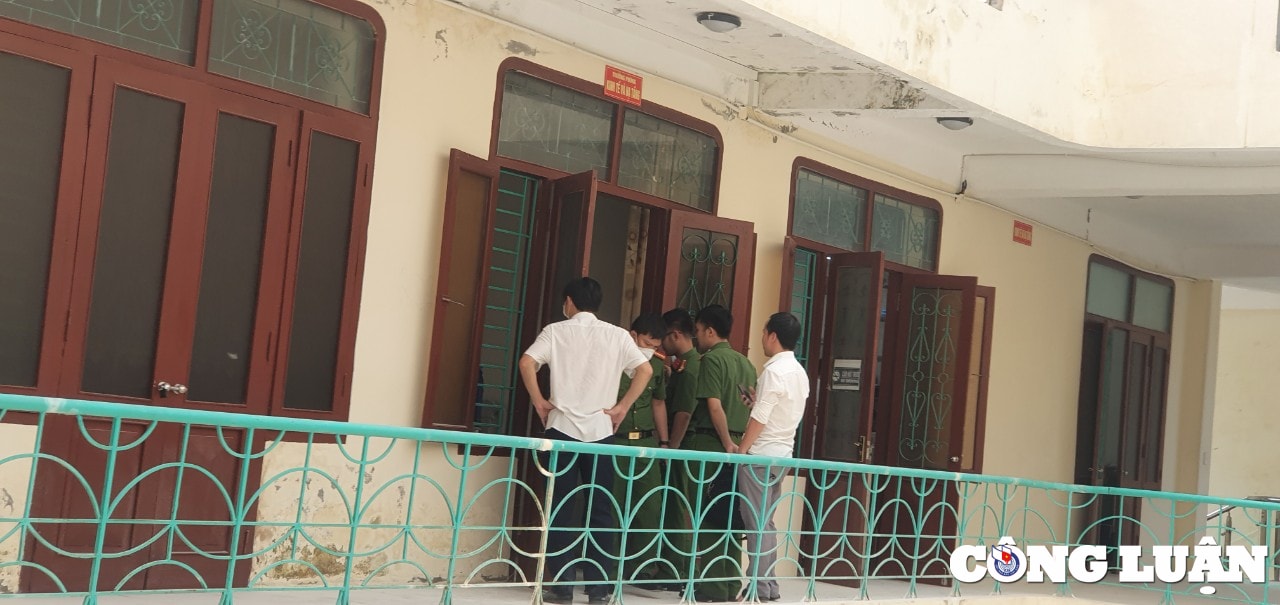 ba hoa ghe tham noi lam viec cua truong phong kinh te ha tang huyen nhu thanh hinh 3
