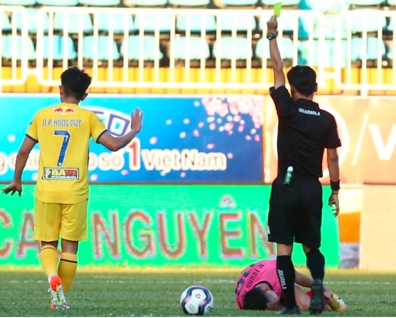 hong duy bi cam ra san o vong 13 vleague 2022 hinh 1