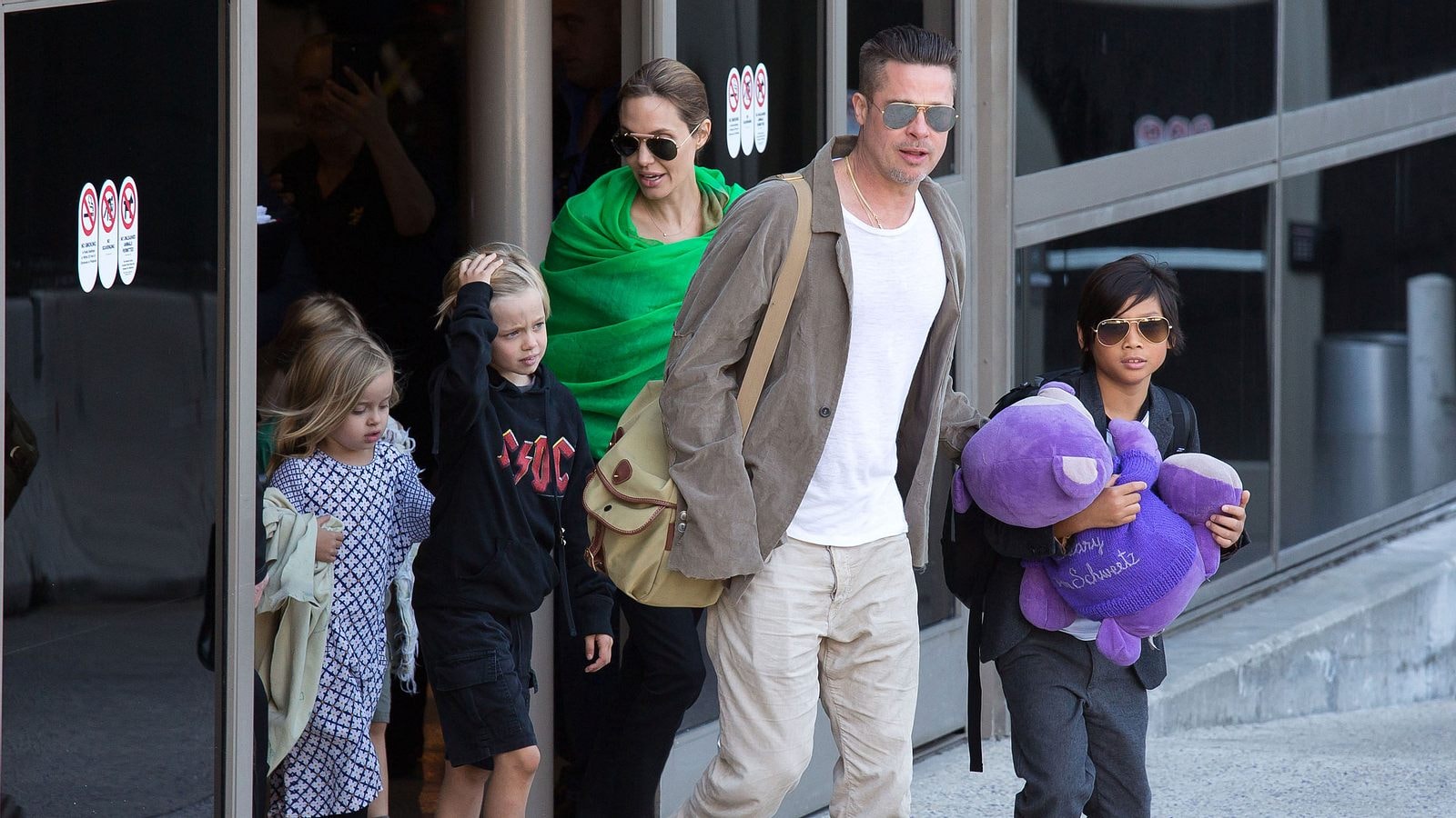 angelina jolie to fbi bao che vu brad pitt do ruou va tum dau co tren may bay hinh 1