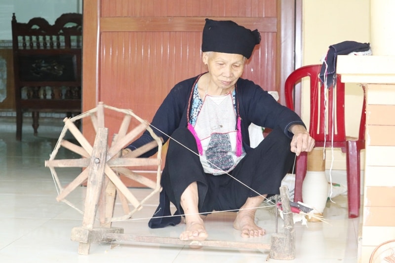 doc dao nghe det vai cua dan toc dao ho hinh 2