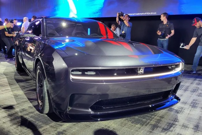 dodge charger daytona srt tuong lai cua xe co bap thuan dien o my hinh 1