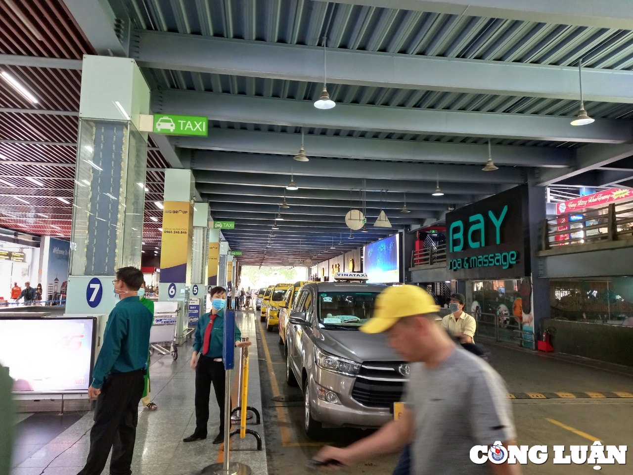 se xu nghiem taxi xe cong nghe cheo keo lam gia o san bay tan son nhat hinh 1